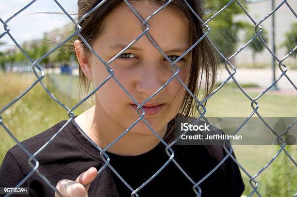 Foto de Menina Com Muro e mais fotos de stock de Atrás - Atrás, Cerca de alambrado, Matar aula