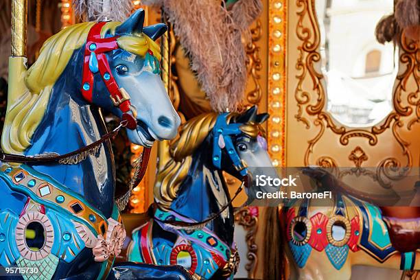 Carrossel De Cavalo Plano Aproximado - Fotografias de stock e mais imagens de Cavalo - Família do Cavalo - Cavalo - Família do Cavalo, Brinquedo, Alegria
