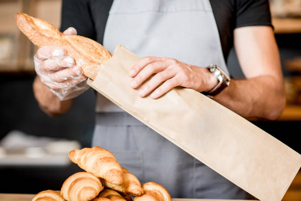 imballaggio del pane nel sacchetto di carta - baguette foto e immagini stock