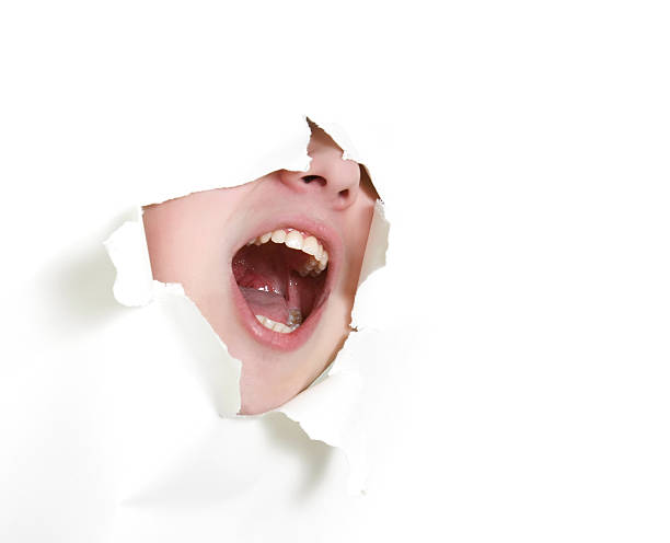 젊은 남자 샤우팅 엉엉 스루홀 종이 - human mouth paper screaming hole 뉴스 사진 이미지