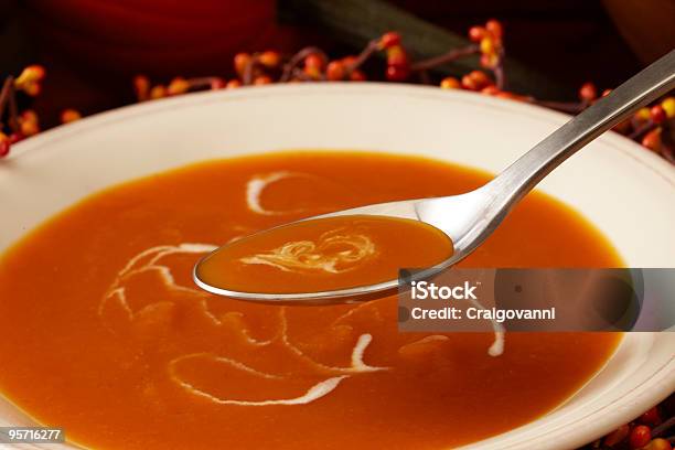 Cucchiaino Di Cibo Di Zuppa Di Zucca - Fotografie stock e altre immagini di Arancione - Arancione, Autunno, Cibo