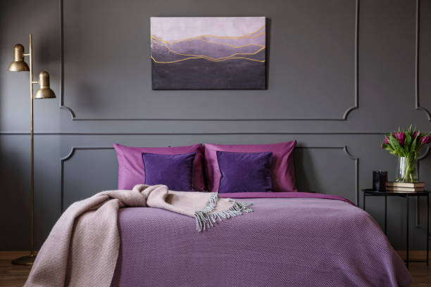 interior elegante dormitorio violeta - bedding cushion purple pillow fotografías e imágenes de stock
