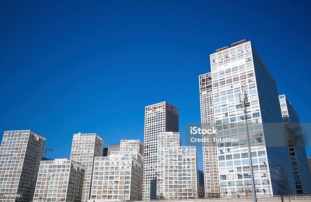 Голубой на центральном деловом районе города - Стоковые фото Архитектура роялти-фри