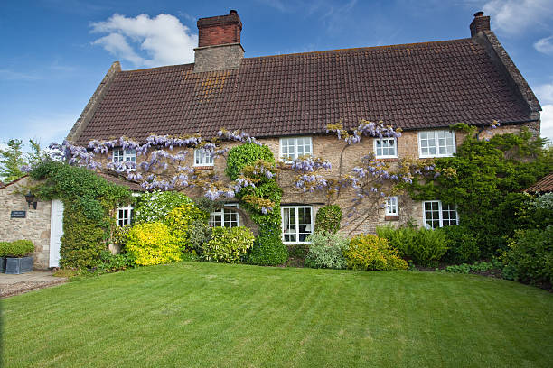 istock Old English Cottage 95716512