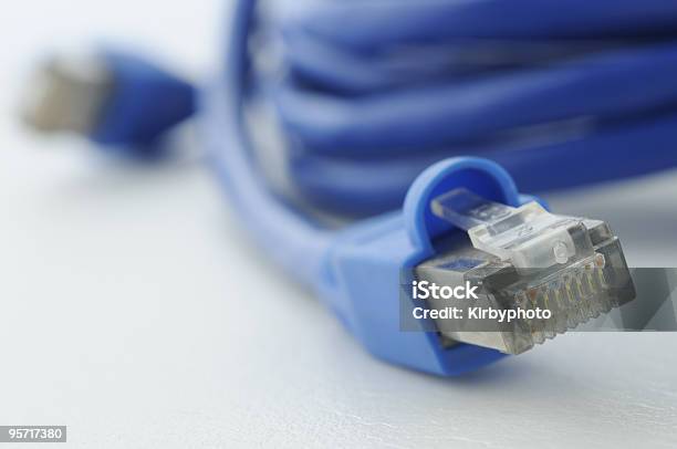 Primer Plano De Los Blue Cable De Red Foto de stock y más banco de imágenes de Aparato de telecomunicación - Aparato de telecomunicación, Azul, Cable de ordenador