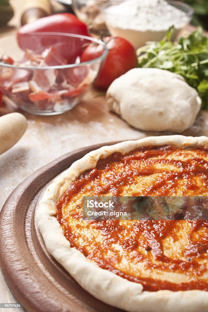 Необработанные пицца и ингредиенты - Стоковые фото Базилик роялти-фри