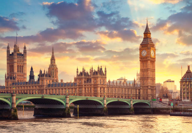 биг-бен в лондоне и палата парламента - башня фотографии стоковые фото и изображения