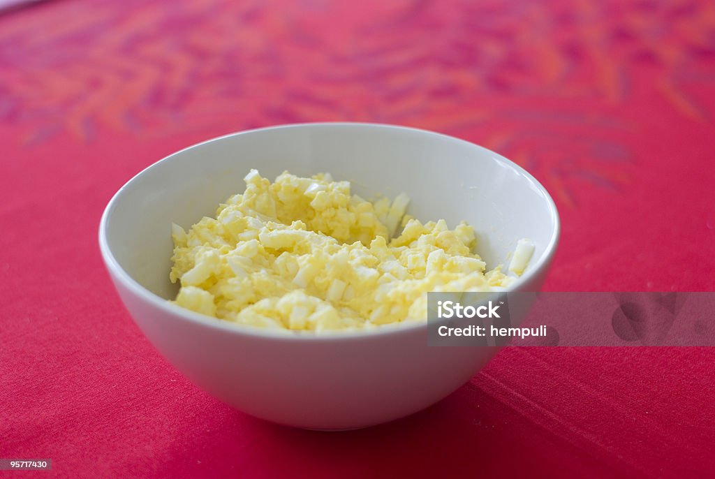 Нарезанные яйца в миску - Стоковые фото Без людей роялти-фри