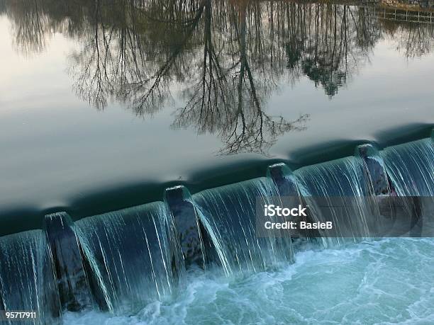 Bäume Spiegeln Sich Im River Stockfoto und mehr Bilder von Achtung Hafenkai - Achtung Hafenkai, Bach, Baum