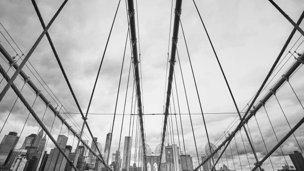 preto e branco imagens da ponte do brooklyn, nyc. - new york city black and white city looking at view - fotografias e filmes do acervo