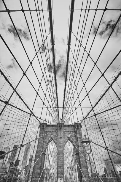 preto e branco imagens da ponte do brooklyn, nyc. - new york city black and white city looking at view - fotografias e filmes do acervo