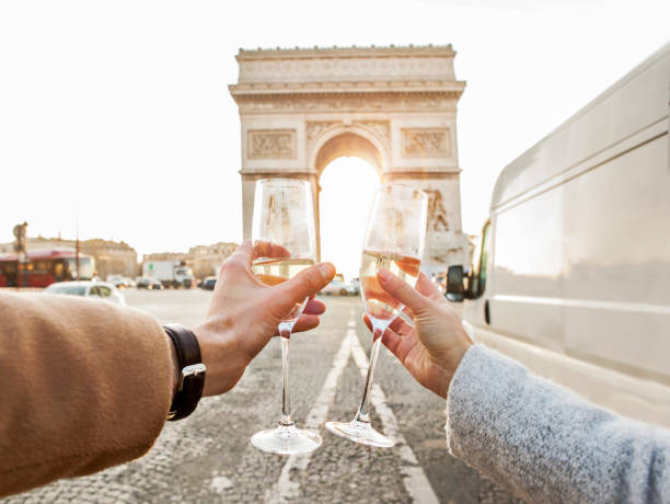 toasting at arch de triumph - paris france arc de triomphe france french culture imagens e fotografias de stock