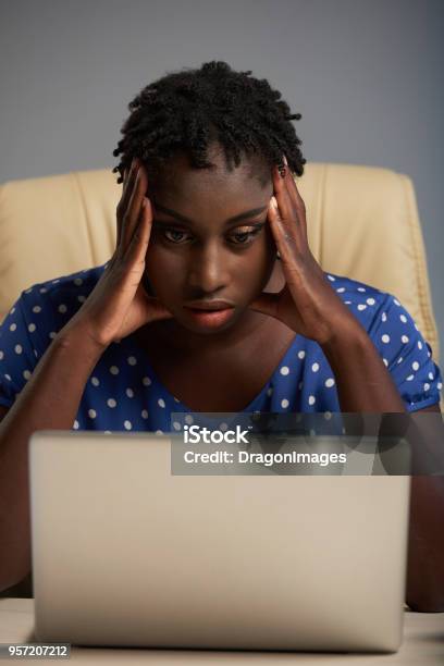 Malas Noticias Foto de stock y más banco de imágenes de Afrodescendiente - Afrodescendiente, Estrés, Mujeres