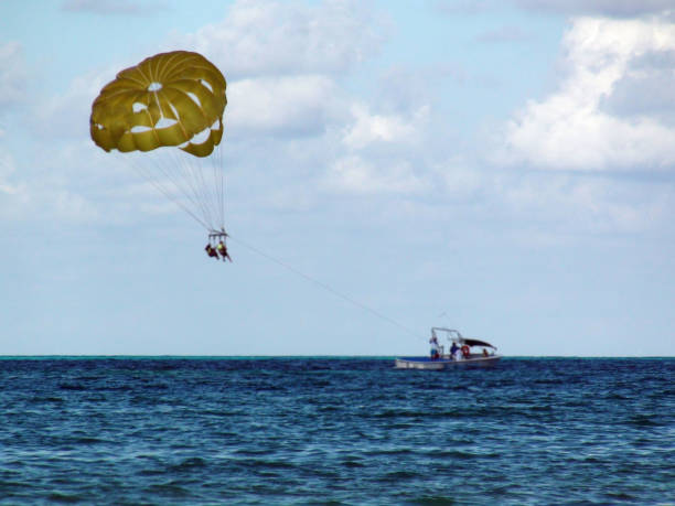 istock Cancun Beach Parasailing Scenery In Mexico 957219334