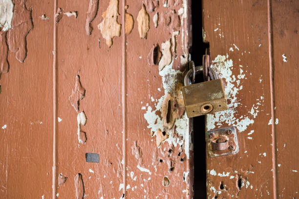 istock Old rusty bolt with lock on the door. 957222682