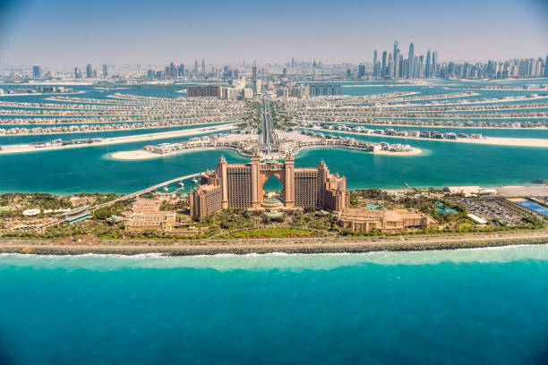 vista panorámica de dubai de palm island, emiratos árabes unidos - jumeirah beach hotel fotos fotografías e imágenes de stock