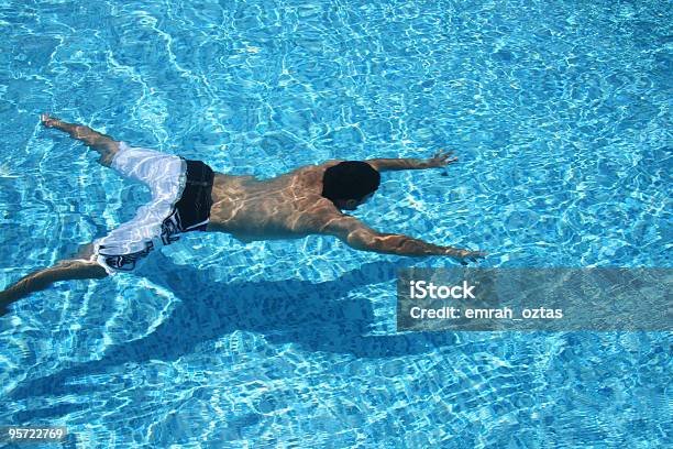 Человек Плавание Под Водой — стоковые фотографии и другие картинки Отель - Отель, Прыжки в воду, Бассейн