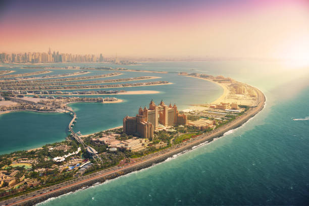 horizonte de dubai de palm island, emirados árabes unidos - jumeirah beach hotel - fotografias e filmes do acervo