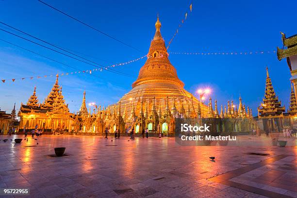 La Pagoda Shwedagon Yangon Nel Myanmar - Fotografie stock e altre immagini di Asia - Asia, Buddha, Buddismo
