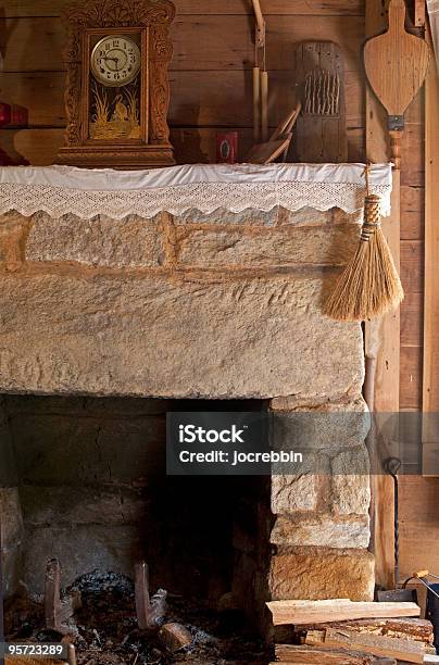 Antike Kamin Mit Kaminsims Stockfoto und mehr Bilder von Altertümlich - Altertümlich, Asche, Bauholz