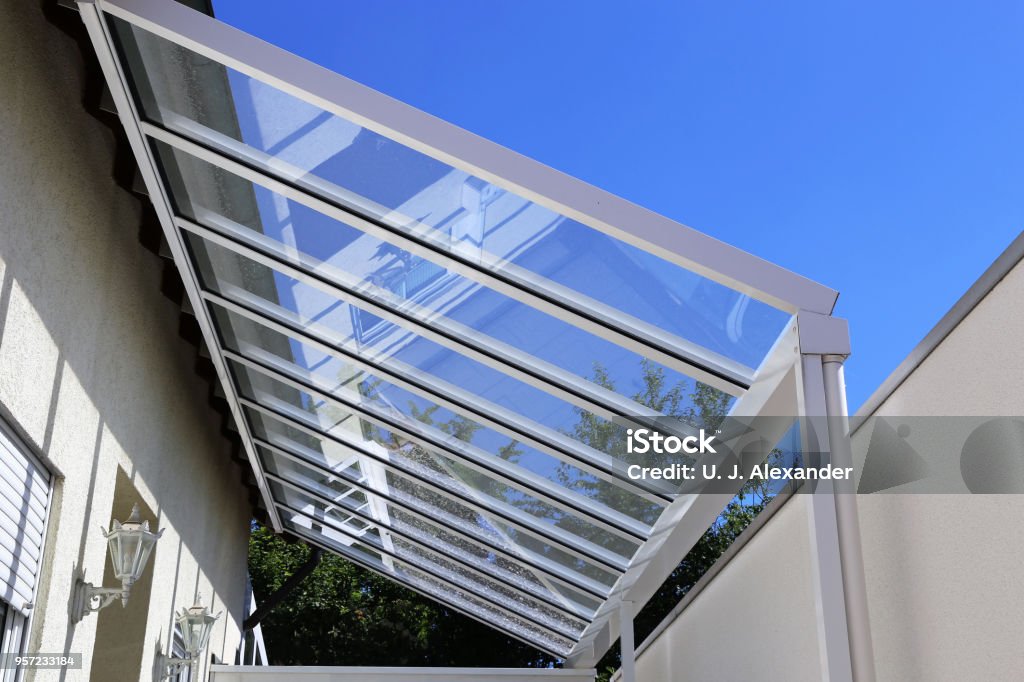vandaag geschenk as Courtyard Canopy With Glass Stock Photo - Download Image Now - Glass -  Material, Canopy, Rooftop - iStock