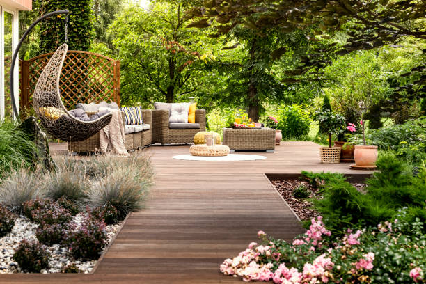деревянная терраса, окруженная зеленью - garden patio стоковые фото и изображения