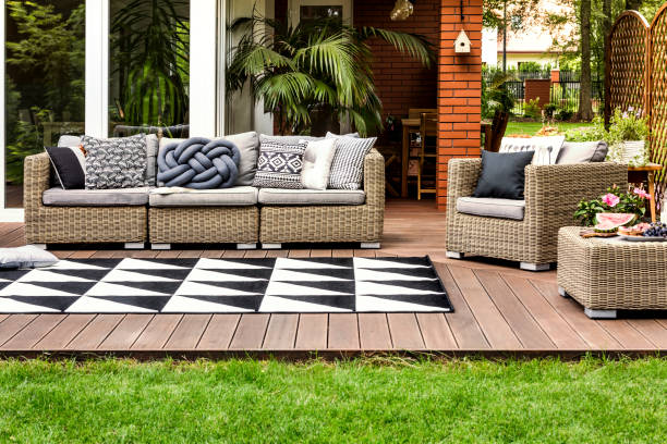 rattan sofa auf terrasse - rug stock-fotos und bilder