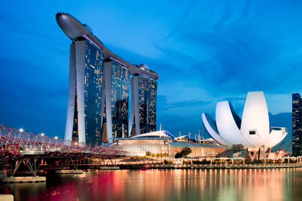 marina bay sands en singapur al atardecer - nemo museum fotografías e imágenes de stock