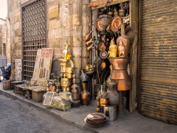 tradicional lámpara o linterna de tienda en el mercado de khan el khalili en el cairo islámico - el khalili fotografías e imágenes de stock