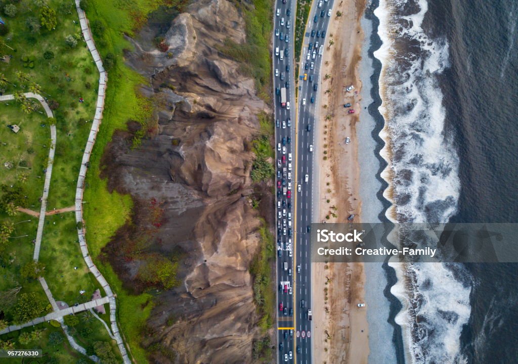 Foto del abejón de la carretera de la Costa Verde cerca de la playa en Lima - Foto de stock de Perú libre de derechos
