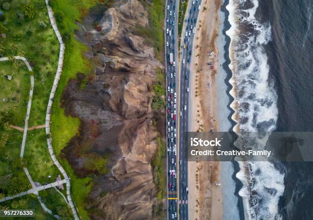 Foto Del Abejón De La Carretera De La Costa Verde Cerca De La Playa En Lima Foto de stock y más banco de imágenes de Perú