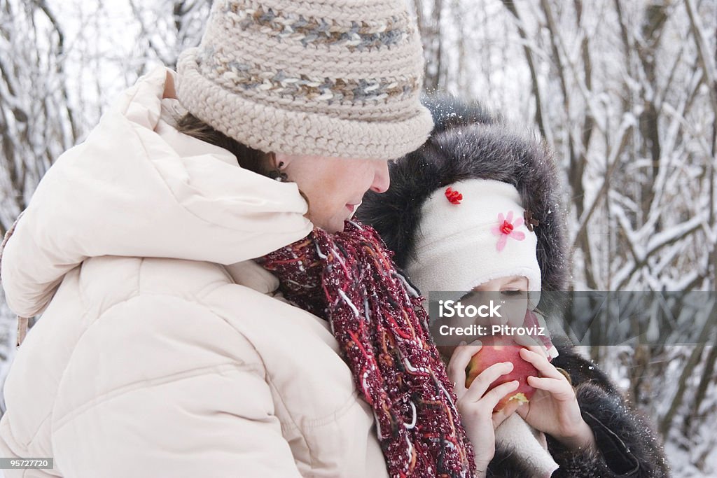 Mutter und Tochter in winter - Lizenzfrei Apfel Stock-Foto