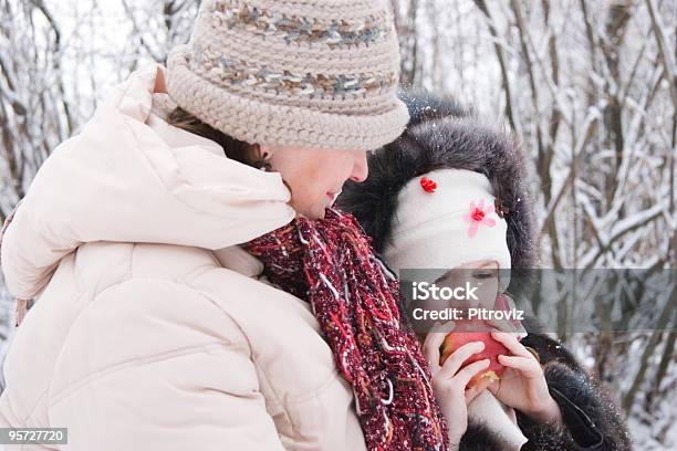 Matka I Córka W Zimie - zdjęcia stockowe i więcej obrazów Jabłko - Jabłko, Rodzina, Zima