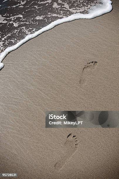 Persona Solitaria A Piedi Orme Spiaggia - Fotografie stock e altre immagini di Acqua - Acqua, Bolla, Composizione verticale