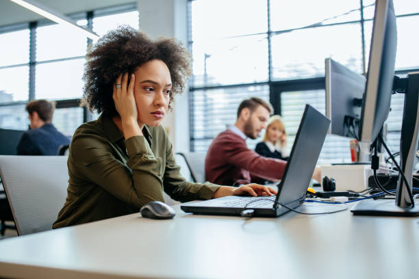 gdy liczby nie sumują się - business struggle zdjęcia i obrazy z banku zdjęć