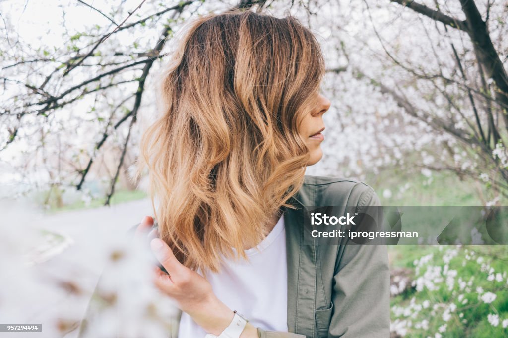 Close-up vista de lado de bob longo ondulado penteado feminino - Foto de stock de Pelo royalty-free