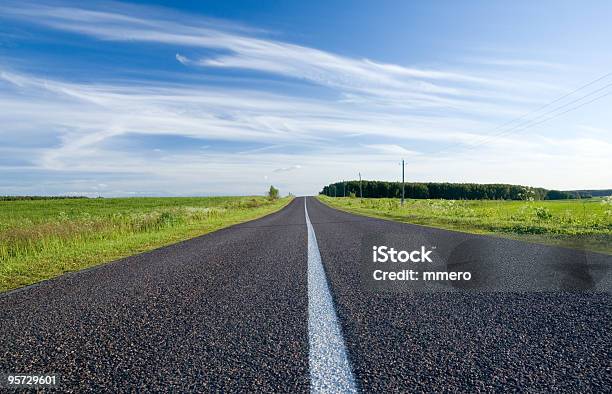 Strada Di Campagna - Fotografie stock e altre immagini di Ambientazione esterna - Ambientazione esterna, Ambientazione tranquilla, Asfalto