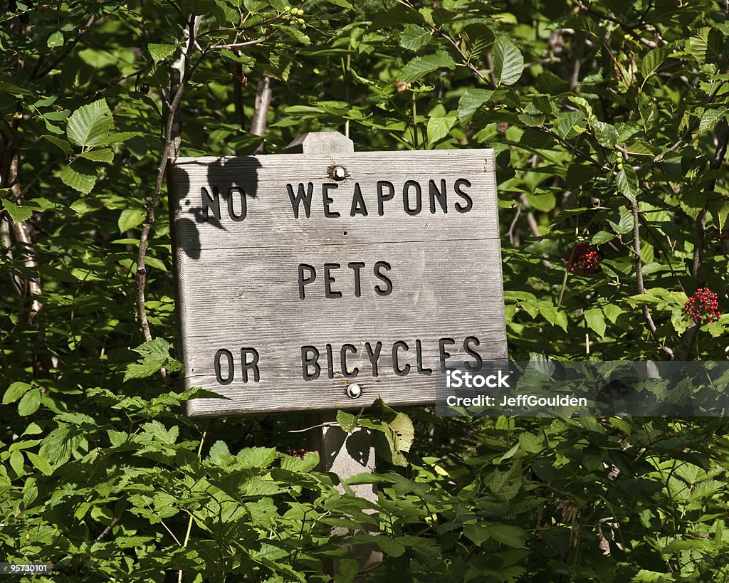 トレイルのサインを武器、ペットと自転車 - カラー画像のロイヤリティフリーストックフォト