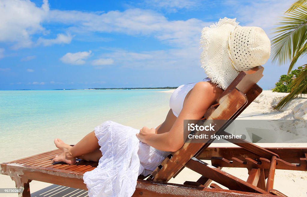 Frau ruhen auf dem Liegestuhl in der tropischen Strand. - Lizenzfrei Blau Stock-Foto