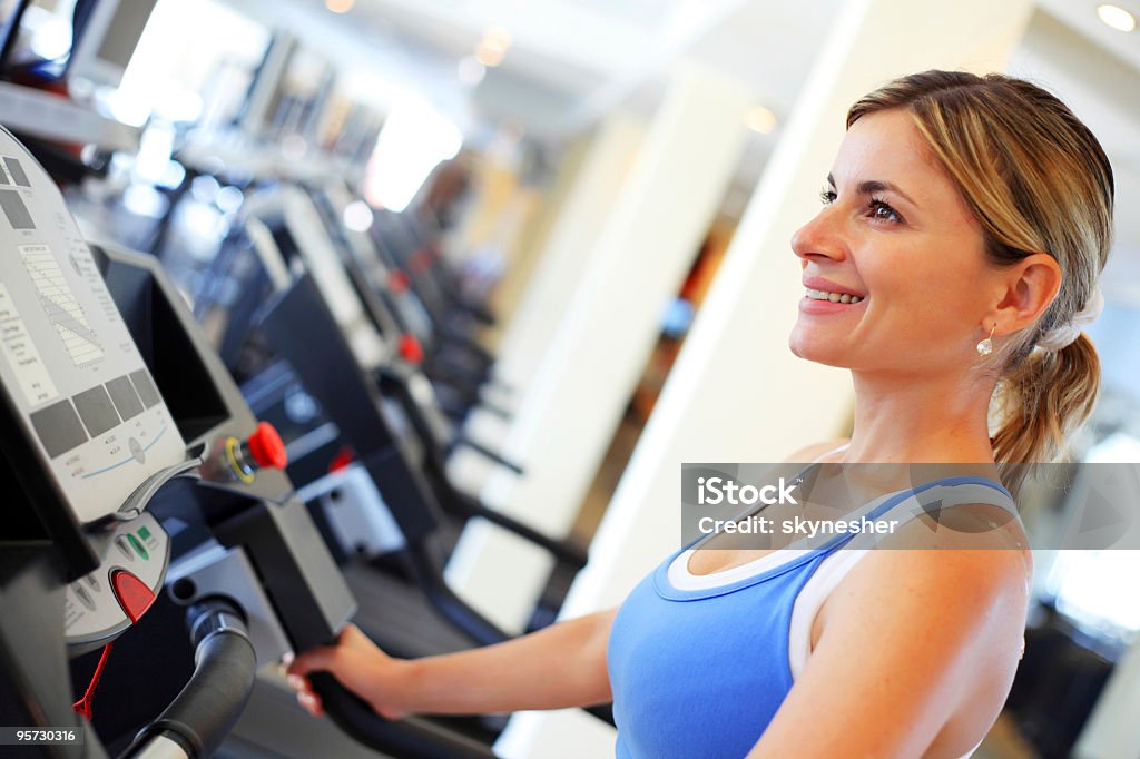 Junge Frau Training in einem fitness-center. - Lizenzfrei Aerobic Stock-Foto