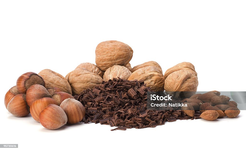 Орехи и тертая шоколад - Стоковые фото Без людей роялти-фри