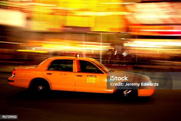 Photo libre de droit de New York City Taxi Cab À Times Squarepanned banque d'images et plus d'images libres de droit de Activité physique - Activité physique, Broadway - Manhattan, Circulation routière