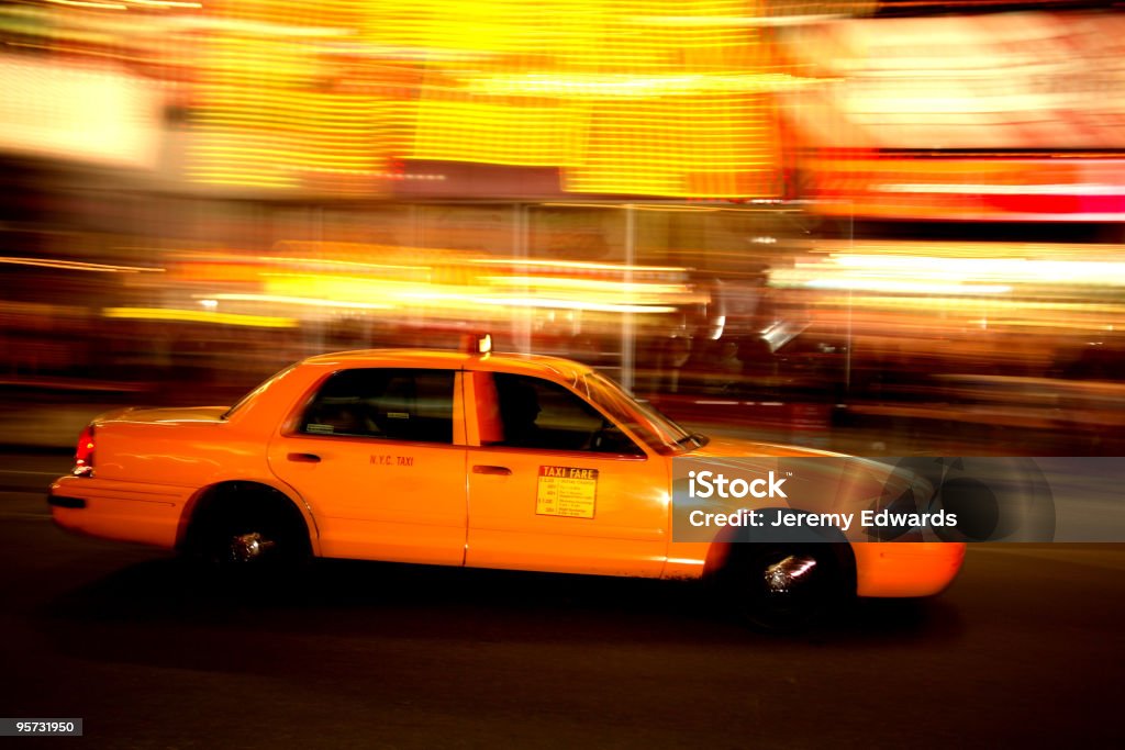 New York City Taxi a volte quadrato-panned - Foto stock royalty-free di Ambientazione esterna