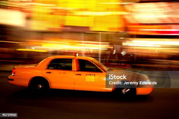 New York City Taxi A Volte Quadratopanned - Fotografie stock e altre immagini di Ambientazione esterna - Ambientazione esterna, Attività fisica, Autista - Mestiere