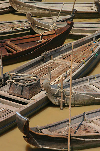 주변구역 압살했다 카누는 in 미얀마 - rowboat nautical vessel stern wood 뉴스 사진 이미지