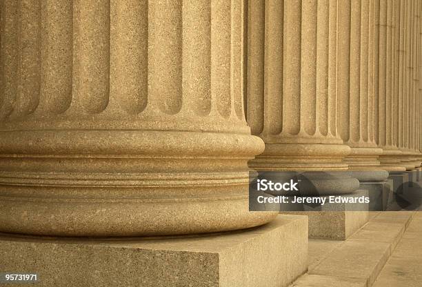 Kolumny Tworząc Portico Poza Sąd Najwyższy - zdjęcia stockowe i więcej obrazów Architektura - Architektura, Ateny - Grecja, Bankowość
