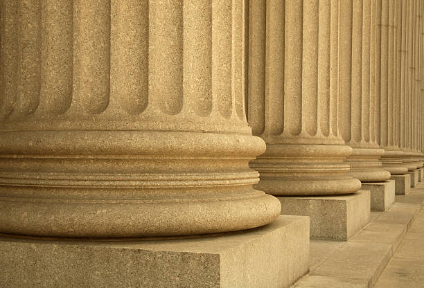 colunas formando um pórtico de fora do supremo tribunal - column legal system university courthouse - fotografias e filmes do acervo