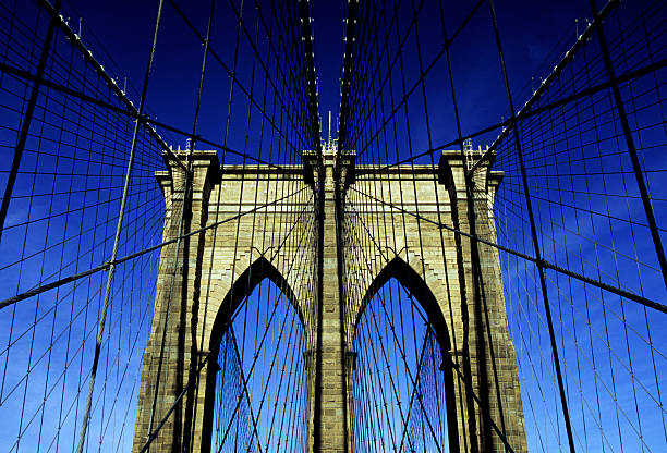 pont de brooklyn-bas-angle, new york, états-unis - cityscape new york city manhattan low angle view photos et images de collection