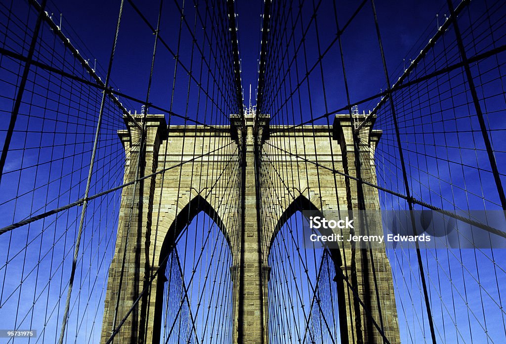 Brooklyn Bridge-niski kąt, Nowy Jork, USA - Zbiór zdjęć royalty-free (Most Brookliński)