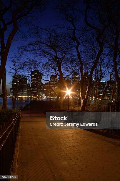 Scena Notturna A Brooklyn Con Vista Di Lower Manhattan - Fotografie stock e altre immagini di Notte